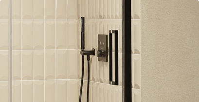 Douchekraan met minimalistisch design in mat zwart tegen beige wandtegels – X²O Badkamers.